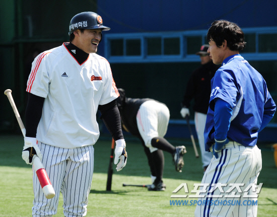 
	27�� �뱸���忡�� ���� 2012 ���ξ߱� �ù���� �Ե��� �Ｚ�� ��⸦ �յΰ� �Ʒ� ���̴� �Ե� ȫ������ �Ｚ �������� �̾߱⸦ ������ ���� �ִ�.

�뱸=����� ���� cjg@sportschosun.com/2012.03.27/


