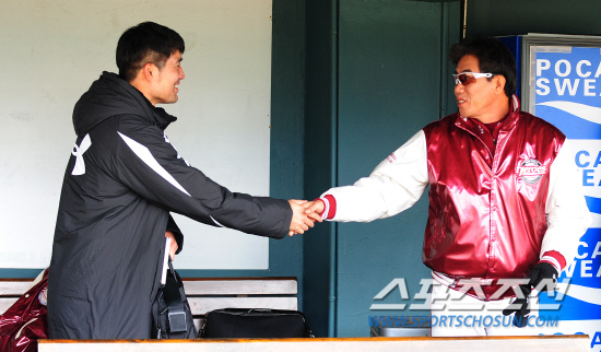 
	��27�� ��Ǳ��弭 ���� �λ�� �ؼ��� �ù���⿡ �ռ� �ؼ� ����� ����(������)�� �����ر��� ���ڿ��� XTM �̼��� �ؼ������� �Ǽ��� ������ �ִ�. ���=���� ���� kyungmin@sportschosun.com 


