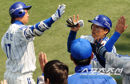 
	�Ｚ �̽¿��� 27�� �뱸 �Ե����� �������� Ȩ�� �� ������ �� �� ���ƿ����� ������ �������̺긦 �ϰ� �ִ�.  �뱸=����� ���� cjg@sportschosun.com


