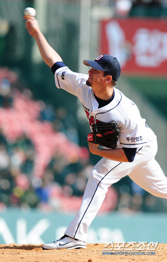 
	2012 ���ξ߱� �λ�� KIA�� �ù���Ⱑ 25�� ��� �߱��忡�� ���� ����. 3-0���� �ռ� 9ȸ ������ �����ʹ� 3���� Ÿ�ڸ� ����Ʈ�� ���� �ù���� ù ���̺긦 ����ߴ�. ������ ���� rainmaker@sportschosun.com/2012.03.25/


