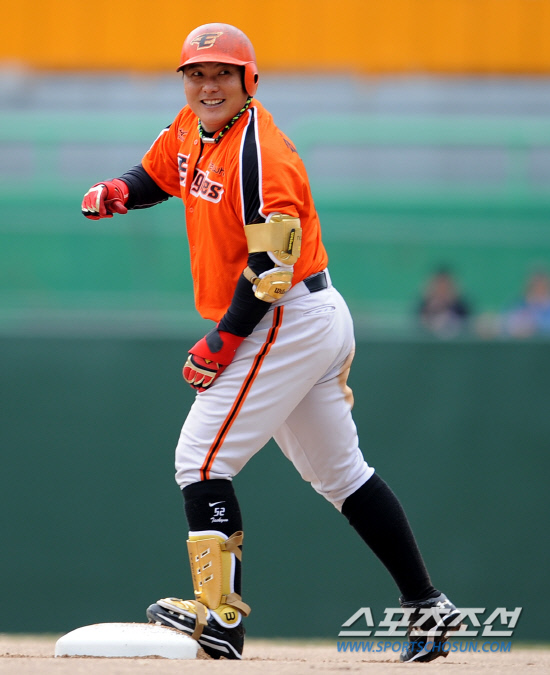 
	SK�� ��ȭ�� 2012 ���ξ߱� �ù���Ⱑ 27�� ��õ ���б��忡�� ���ȴ�. 6ȸ�� 2�� ��ȭ ���±��� ���߰��� ������ 2��Ÿ�� ġ�� �������� �� �̼����� �ִ�.

��õ=���� ���� wook@sportschosun.com/2012.03.27/


