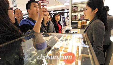 
	26�� ���� ���浿 �Ŷ�ȣ�� �鼼������ �߱��� ���������� �Ƹ��۽����ǡ���ȭ���������� ã�� ��ǰ�� �ѷ� ���� �ִ�. / �̴��� ���� leedh@chosun.com
