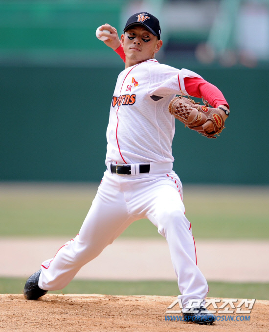 
	SK�� ��ȭ�� 2012 ���ξ߱� �ù���Ⱑ 27�� ��õ ���б��忡�� ���ȴ�. SK �������� �����谡 �����ϰ� �ִ�.

��õ=���� ���� wook@sportschosun.com/2012.03.27/


