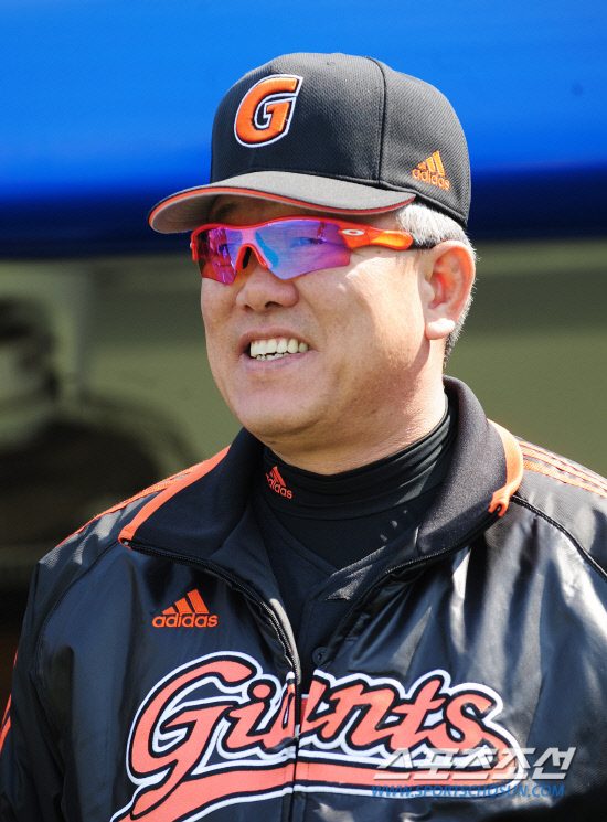 
	27�� �뱸���忡�� ���� 2012 ���ξ߱� �ù���� �Ե��� �Ｚ�� ��⸦ �յΰ� �Ե� ���ȣ ������ ���鿡 ������ ������ �������� �Ʒ��� ���Ѻ��� �ִ�.

�뱸=����� ���� cjg@sportschosun.com/2012.03.27/


