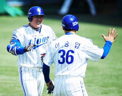 
	27�� �뱸���忡�� 2012 ���ξ߱� �ù���� �Ե��� �Ｚ�� ��Ⱑ ���ȴ�. 1ȸ�� 2�� 1�� �Ｚ �����찡 ��� �������� ġ�� ������ �������� �̽¿��� ���ϸ� �ް� �ִ�. / ����=����������
