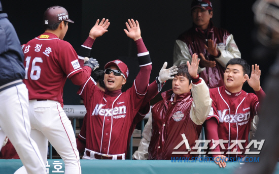 
	��27�� ��Ǳ��弭 ���� �λ�-�ؼ��� �ù���⿡�� 3ȸ�� �ؼ� ����ȣ�� ���߿� 2������ ���� �� ���ƿ��� ���� ���ñ� �� ������ �������̺긦 ������ �ִ�. ���=���� ���� kyungmin@sportschosun.com


