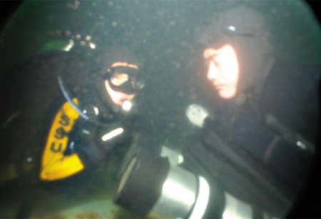 
	���� 23�� �泲 ���� �ر����� �չٴٿ��� �س������� SSU�� ����2�� õ������ ���ڴ١��� ħ���� �ξ� �����Ʒ��� ���ƴ�. ���� ������ ����(����)�� ���� 17m �Ʒ����� ��� ��� ���� �ִ� SSU ����ö �߻�(������). /�ر�����
