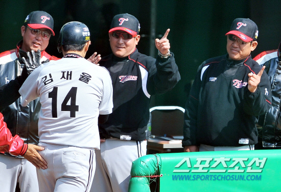 
	���ξ߱� KIA�� LG�� �ù���Ⱑ 27�� ���� ����߱��忡�� ��������. 7ȸ�� ���� �������� �ַ����� �Ͷ߸��� ����� ������ �հ��� ���ϸ� �ް� �ִ�.

����=���ؿ� ���� noodle@sportschosun.com/2012.03.27/


