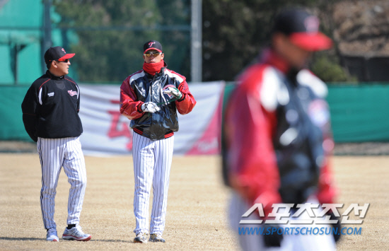 
	LG Ʈ������ ù ���� �Ʒÿ� ����. 2�޿����� �ؿ� �����Ʒ��� ��ġ�� ���� 10�� �ͱ��� LG�� 17�Ϻ��� ������ �ù���⿡ �ռ� ���� LG���忡�� �Ʒ��� �����ߴ�. ����� ������ �̺��Կ� �̾߱⸦ ������ �ִ�.

����= ���� ���� kyungmin@sportschosun.com/ 2012.03.12.


