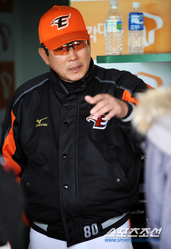 
	SK�� ��ȭ�� 2012 ���ξ߱� �ù���Ⱑ 27�� ��õ ���б��忡�� ���ȴ�. ��� �� ��ȭ �Ѵ�ȭ ������ �������� �̾߱⸦ ������ �ִ�.

��õ=���� ���� wook@sportschosun.com/2012.03.27/


