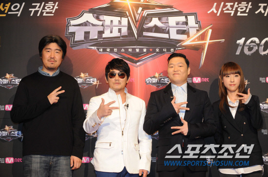 
	�뱹�� ����� ��ǳ�� ����Ų ĳ�̺�ä�� Mnet�� '���۽�ŸK' �� ����4�� ���ƿ´�. 2009�� ������, ����3���� �پ��� ��ϰ� ȭ���� �����ߴ� ���۽�ŸK�� ���ط� 4��°�� ������ � ������� ��û�ڵ��� ������� �� ���߰� �ָ�ȴ�.

28�� ��ϵ� CJ E&M ���Ϳ��� ���� '���۽�ŸK4'�� ���۹�ǥȸ���� ���� CP�� ������ PD, �ɻ��������� ���� ������ �̽�ö�� ���̰� ����Ÿ���� ���� �ִ� 

�ֹ��� ���� deer@sportschosun.com


