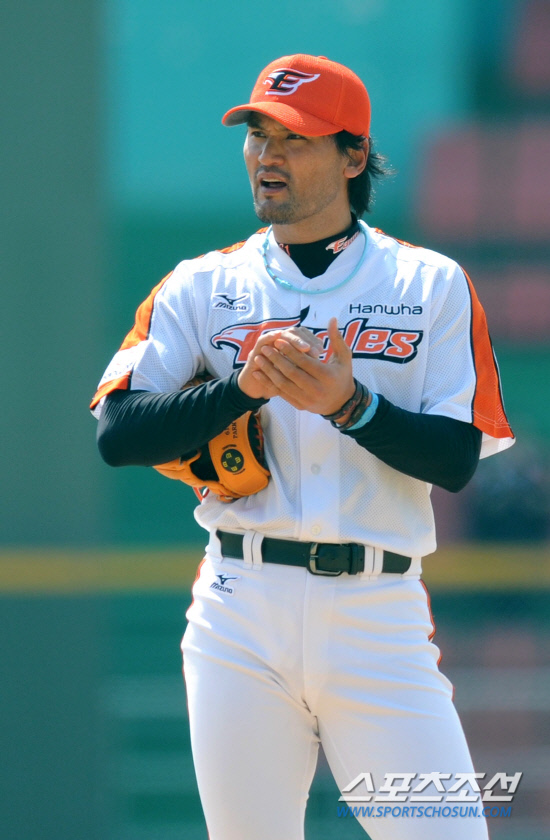 
	21�� û�־߱��忡�� ��ȭ�̱۽��� �Ե����̾����� �ù���Ⱑ ���ȴ�. ���߷� ������ ����ȣ�� 1ȸ ����ȣ Ÿ�� �� ������ ����ϸ� ù ���� �ߴ�. �ƽ��� ǥ���� ���� �ִ� ����ȣ.

û��=������ ���� songs@sportschosun.com/2012.3.21


