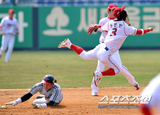 
	���ξ߱� LG�� KIA�� �ù���Ⱑ 28�� õ���ܵ� ���� �� ���� ����߱��忡�� ��������. 3ȸ�� ���� 1,2�� �ڿ����� ���߶����� 1������ ����ȯ�� 2�翡�� �ƿ��ǰ� �ִ�. �輱���� �������� �۱��� ���� ���.

����=���ؿ� ���� noodle@sportschosun.com/2012.03.28/


