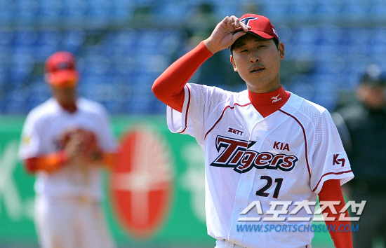 
	KIA �������� 28�� LG���� Ȩ �ù���� 3ȸ�� ���������� ����Ÿ�� ����� �� �ƽ��ٴ� ������ ���̰� �ִ�.  ����=���ؿ� ���� noodle@sportschosun.com


