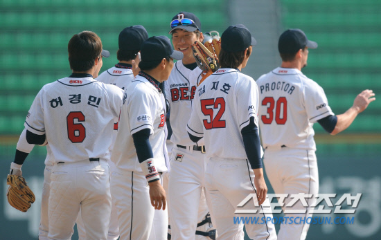 
	�λ� �������� �ؼ��� 2��0���� ���� �� �׶��忡 �� �������̺긦 �ϰ� �ִ�. ���=������ ���� songs@sportschosun.com


