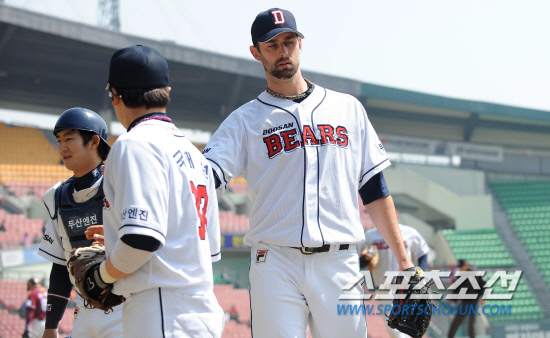 
	�λ� ����Ʈ�� 3ȸ ������ ��ġ�� ������ �������̺긦 �ϸ� ����带 �������� �ִ�. ���=������ ���� songs@sportschosun.com


