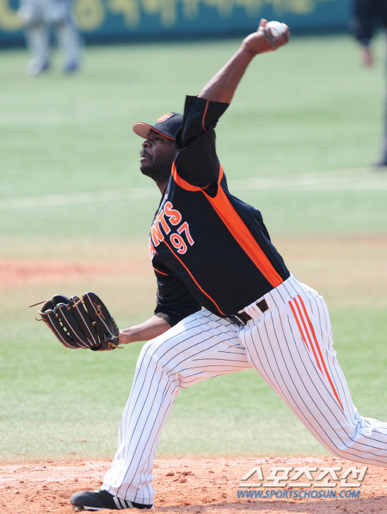 
	28�� �뱸���忡�� 2012 ���ξ߱� �Ե��� �Ｚ�� ��Ⱑ ���ȴ�. �Ե� ������ ������ ���� ������ �ִ�.

�뱸=����� ���� cjg@sportschosun.com/2012.03.28/


