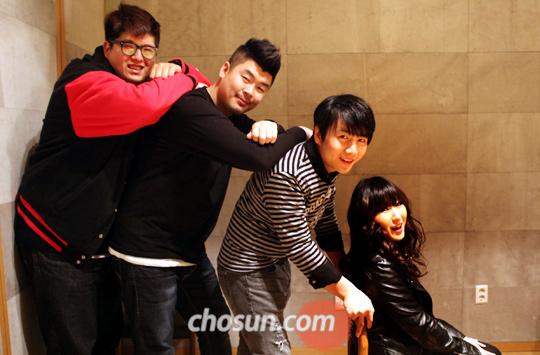 
	���� �ƴ϶� ��â�¸����� �����̽� �ڸ��ơ� ����ۿ� ������ �׸�, ����ȣ�����ؿ��������졤������(���ʺ���). �̵��� ���� �뷡�� ������ �ְ� �󱼱��� �˾ƺ� �ִ� ��û�ڸ� ���� ������ ���ݽ����١��� �ߴ�. /�̴��� ���� leedh@chosun.com
