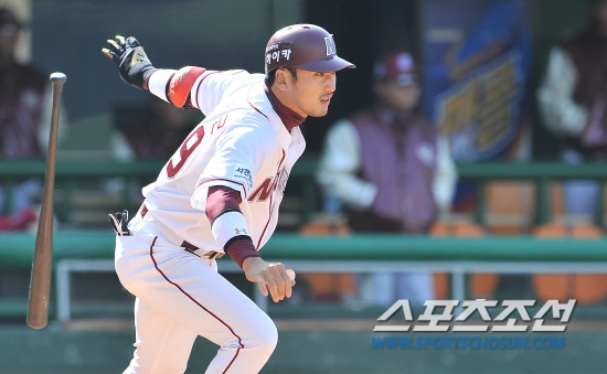 
	KIA�� �ؼ��� ���ξ߱� �ù���Ⱑ 21�� �񵿾߱��忡�� ��������. ���ñ��� 5ȸ�� 1�� 1,2�� 1Ÿ�� ����Ÿ�� ������ �ִ�.

��=���ؿ� ���� noodle@sportschosun.com/2012.03.21/


