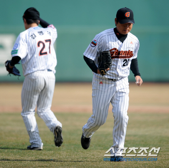 
	�Ե��� LG�� 2012 ���ξ߱� �ù���Ⱑ 25�� �λ� �������忡�� ���ȴ�. 9ȸ�� LG�� ������ ����� �Ե� �̽�ȣ�� ����带 �������� �ִ�.

�λ�=���� ���� wook@sportschosun.com/2012.03.25/


