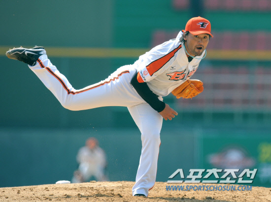 
	21�� û�־߱��忡�� ��ȭ�̱۽��� �Ե����̾����� �ù���Ⱑ ���ȴ�. ���߷� ������ ����ȣ�� 1ȸ ����ȣ Ÿ�� �� ������ ����ϸ� ù ���� �ߴ�. ������ �����ϰ� �ִ� ����ȣ.

û��=������ ���� songs@sportschosun.com/2012.3.21


