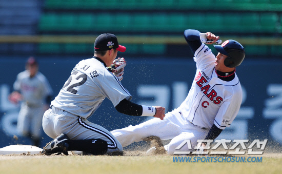 
	���� ���̹� �λ�� LG�� 2012  ���ξ߱� �ù���Ⱑ 20�� ��� �߱��忡�� ���� ����. �λ� ����ö�� 1ȸ�� ������ Ÿ���� 2�� ���翡 �����ϰ� �ִ�. 

���=������ ���� rainmaker@sportschosun.com/2012.03.20/


