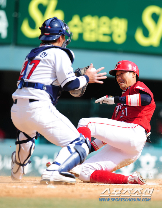 
	25�� ��ǿ��� ���� KIA�� 7ȸ�� �λ� ���ͼ� ����ö�� ������ �۱��� 3������ ������� �±� �ƿ��ǰ� �ִ�. ���=������ ���� rainmaker@sportschosun.com/2012.03.25/


