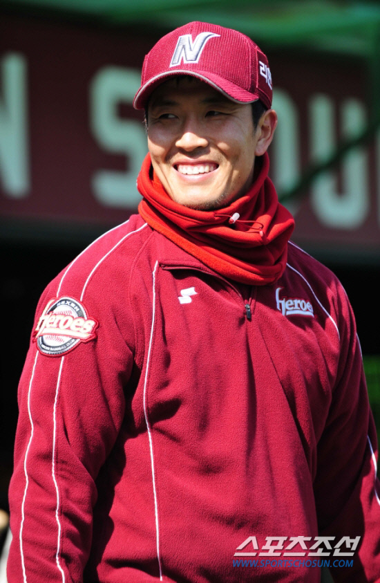 
	������� �Ʒ� ����� �̼Ҹ� �ӱݰ� �ٶ󺸰� �ִ� �躴��. ��= ���� ���� kyungmin@sportschosun.com


