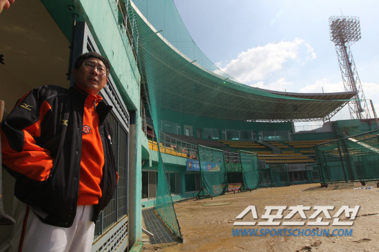 
	24�� û�־߱��忡�� ������ �����̾��� ��ȭ�̱۽��� �Ｚ���̿����� �ù���Ⱑ ���� ���� ��� ���� �׶��� �������� ��ҵƴ�. û�ֱ����� ������ ��� �ü��� ���� �׶��� ������ ���� ����. �ٽɾ ǥ������ �׶��带 �ٶ󺸰� �ִ� �Ѵ�ȭ ����.

û��=������ ���� songs@sportschosun.com/2012.3.24


