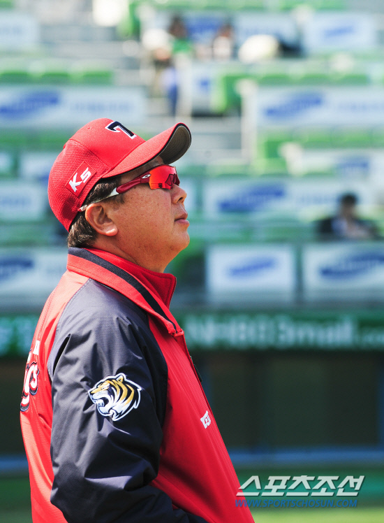 
	29�� �뱸���忡�� ���� 2012 ���ξ߱� �ù���� ��ƿ� �Ｚ�� ��⸦ �յΰ� ��� ������ ������ �Ʒ� ���� �Ｚ �������� ����� ���Ѻ��� �ִ�.  �뱸=����� ���� cjg@sportschosun.com


