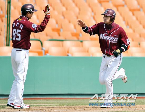 
	�Ե��� �ؼ��� �ù���Ⱑ ������ 29�� �λ� ��������. 3ȸ�� 1�� 1�翡�� �ؼ� ���ñ��� 2��Ȩ���� �Ͷ߸��� ���濱 ��ġ�� �������̺긦 �ϰ� �ִ�. �λ�=���ؿ� ���� noodle@sportschosun.com


