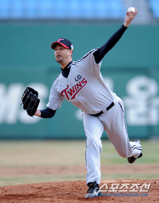 
	�Ե��� LG�� 2012 ���ξ߱� �ù���Ⱑ 25�� �λ� �������忡�� ���ȴ�. LG �������� ��Űġ�� �����ϰ� �ִ�.

�λ�=���� ���� wook@sportschosun.com/2012.03.25/


