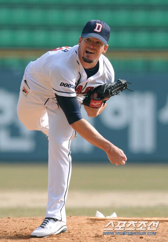 
	28�� ��Ǿ߱��忡�� ���� ���ξ߱� �ù���� �λ�� �ؼ��� ��⿡�� �λ� �����Ͱ� �������� ������ �λ��� 2��0 �¸��� ���״�. ������ ���� ������ �ִ� ������. 

���=������ ���� songs@sportschosun.com/2012.3.28


