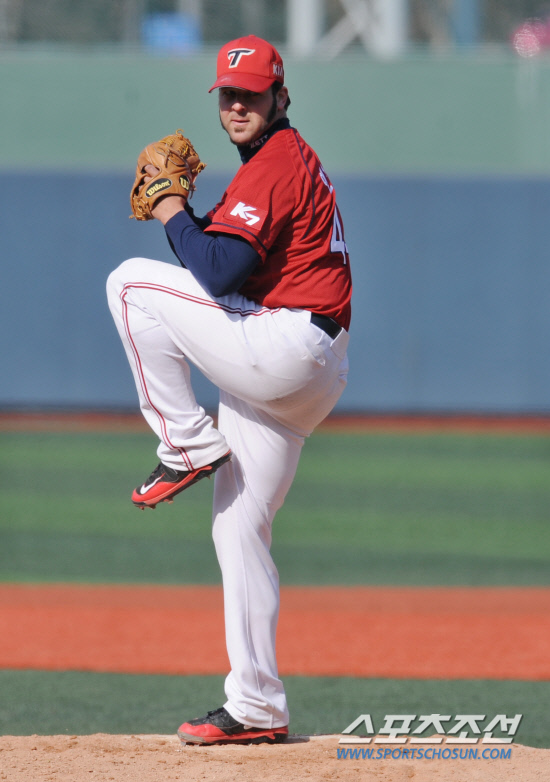 
	20�� ���� �� �߱��忡�� 2012 ���ξ߱� �ؼ��� KIA�� �ù���Ⱑ ���ȴ�. KIA�� �� �뺴 �ؼ��ϰ� �ؼ� Ÿ�ڵ��� ���� ���� ������ �ִ�.

��= ���� ���� kyungmin@sportschosun.com / 2012.03.20.


