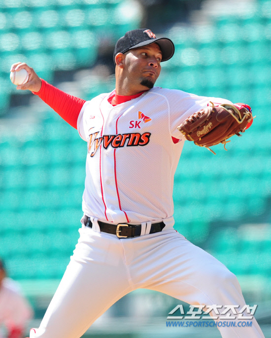 
	20�� ��õ ���б��忡�� 2012 ���ξ߱� �ù���� SK�� �Ｚ�� ��Ⱑ ���ȴ�. SK ���� ����� ������ ���� ������ �ִ�.

��õ=����� ���� cjg@sportschosun.com/2012. 03. 20


