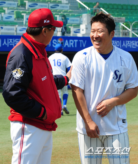 
	29�� �뱸���忡�� ���� 2012 ���ξ߱� �ù���� ��ƿ� �Ｚ�� ��⸦ �յΰ� ��� ������ ������ �Ʒ� ���� �Ｚ ������� �ݰ��� �λ縦 ������ �ִ�. �뱸=����� ���� cjg@sportschosun.com/2012.03.29/


