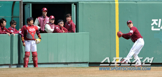 
	29�� �Ե��� ���ǿ� �ռ� �׶��忡�� ���� Ǯ�� �ִ� �躴��. �λ�=���ؿ� ���� noodle@sportschosun.com


