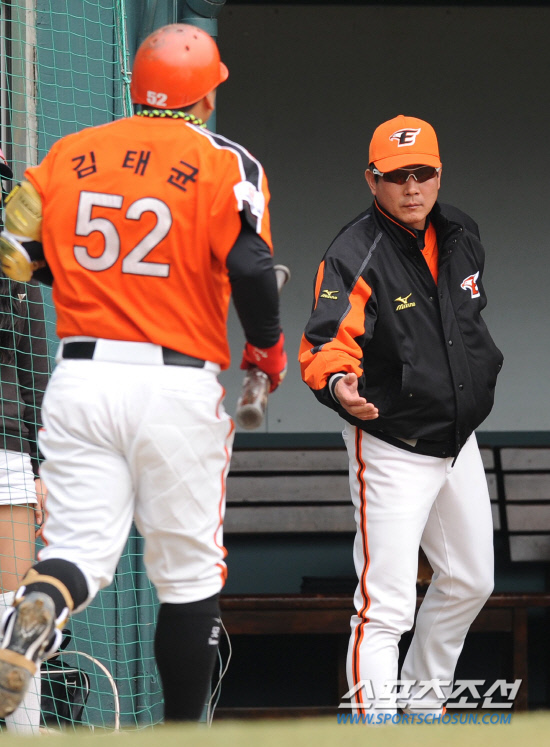 
	29�� ��Ǿ߱��忡�� ���ξ߱� �ù���� LG�� ��ȭ�� ��Ⱑ ���ȴ�. ���±��� 6ȸ ����Ÿ�ڷ� ���� LG �̻��� ���� ���߿� �ַ����� ���ȴ�. ���ƿ����� �Ѵ�ȭ ������ ȯ���� �ް� �ִ� ���±�.

���=������ ���� songs@sportschosun.com/2012.3.29


