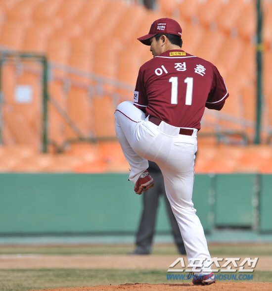 
	���ξ߱� �Ե��� �ؼ��� �ù���Ⱑ 29�� �λ� �����߱��忡�� ��������. �躴���� 6ȸ ����忡 �ö� ������ ������ �ϰ� �ִ�. �λ�=���ؿ� ���� noodle@sportschosun.com


