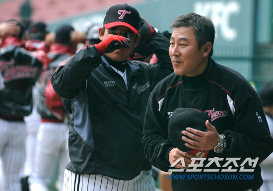 
	29�� ��Ǿ߱��忡�� ���ξ߱� �ù���� LG�� ��ȭ�� ��Ⱑ ���ȴ�. ��� �� LG ����� ����(������)�� ��ȭ �Ѵ�ȭ �������� �������� �λ縦 �ǳ��� �ִ�. 

���=������ ���� songs@sportschosun.com/2012.3.29


