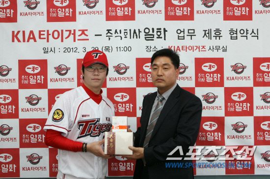 
	KIA ���� ������(����)�� ����ȭ �ɴ�� �󹫰� 29�� ���� ���ֽ� �ϱ� �ӵ� �������� �� ���� �繫�ǿ��� 2012�� �������� ������� ġ�� �� ����ȭ�� �� ���� KIA�����ܿ� �����ϴ� ȫ����� ��� ��� ���ߴ�. ����=KIA Ÿ�̰��� ����


