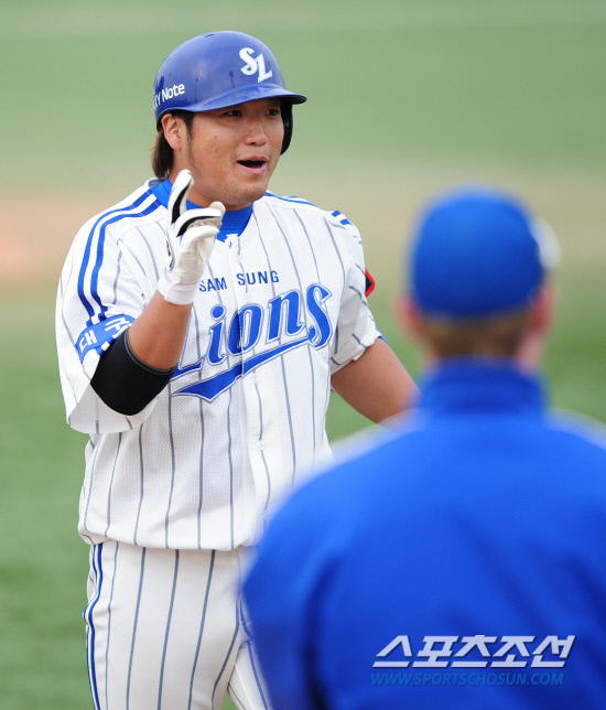 
	29�� �뱸���忡�� 2012 ���ξ߱� �ù���� ��ƿ� �Ｚ�� ��Ⱑ ���ȴ�. 10ȸ�� 1�� 1�� �Ｚ �ڼ����� ���߰� �潺�� ������ ������ ��Ÿ�� ģ �� ������� ���ϸ� �ް� �ִ�.

�뱸=����� ���� cjg@sportschosun.com/2012.03.29/


