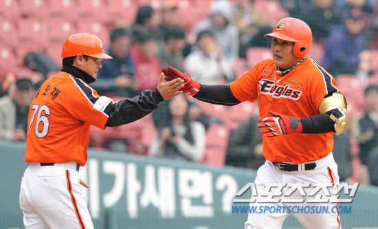 
	29�� ��Ǿ߱��忡�� ���ξ߱� �ù���� LG�� ��ȭ�� ��Ⱑ ���ȴ�. ���±��� 6ȸ ����Ÿ�ڷ� ���� LG �̻��� ���� ���߿� �ַ����� ���ȴ�. �׶��带 ���� ����� ��ġ(����)�� �������̺긦 ������ �ִ� ���±�.

���=������ ���� songs@sportschosun.com/2012.3.29


