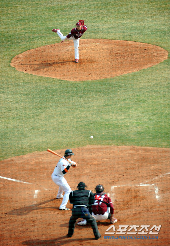 
	�Ե�-�ؼ����� ������ 29�� �λ� ��������. ���� ���뿡 ù ������ �躴���� �����ϰ� ���� ������ �ִ�. �λ�=���ؿ� ���� noodle@sportschosun.com


