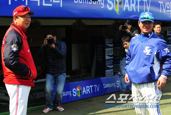 
	29�� �뱸���忡�� ���� 2012 ���ξ߱� �ù���� ��ƿ� �Ｚ�� ��⸦ �յΰ� ��� ������ ������ �Ｚ ������ ������ �ݰ��� �λ縦 ������ �ִ�.  �뱸=����� ���� cjg@sportschosun.com


