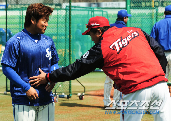 
	29�� �뱸���忡�� ���� 2012 ���ξ߱� �ù���� ��ƿ� �Ｚ�� ��⸦ �յΰ� ��� ������ ������ �Ʒ� ���̴� �Ｚ �ڼ����� �踦 �������� �ִ�. �뱸=����� ���� cjg@sportschosun.com


