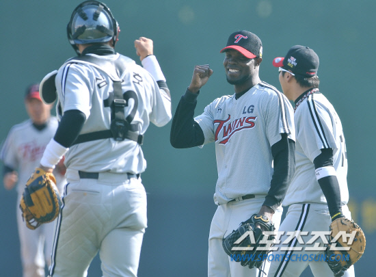 
	28�� ���� KIA���� 4��2 �¸��� Ȯ������ ���̺긦 �ø� LG ������ ����(������). ������ ���� LG�μ��� �̳� ���ó�� ������ ���⵿���ϴ� �� ȿ������ �� �ִ�.

���ؿ� ���� noodle@sportschosun.com/2012.03.28/


