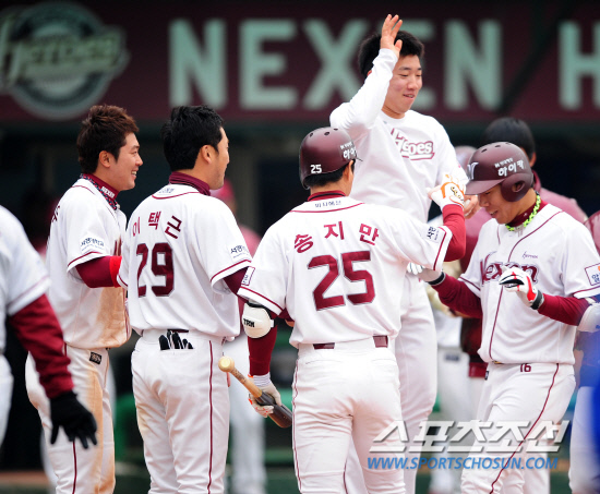 
	22�� �񵿱��忡�� ������ �ù���� �ؼ�-�Ｚ��. 9ȸ�� ����ȣ�� ������ 1��Ȩ���� ��Ʈ���� ������� ���ƿ� �տ��� ȯ���ϰ� �ִ�. ��=����� ���� cjg@sportschosun.com


