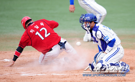 
	29�� �뱸���忡�� 2012 ���ξ߱� �ù���� ��ƿ� �Ｚ�� ��Ⱑ ���ȴ�. 9ȸ�� 2�� 1,3�� ��� �������� ��Ÿ �� 1������ ���ϸ��� Ȩ���ϰ� �ִ�.

�뱸=����� ���� cjg@sportschosun.com/2012.03.29/


