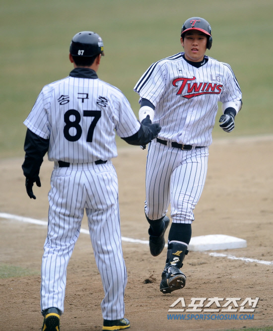 
	LG�� ��ȭ�� 2012 ���ξ߱� �ù���Ⱑ 30�� ��Ǳ��忡�� ���ȴ�.  2ȸ�� 2�� LG �������� ��ȭ ����ȣ���� �¿� �ַ�Ȩ���� ģ �� �۱�ȫ 3�� ��ġ�� �������̺긦 �ϰ� �ִ�.

���=���� ���� wook@sportschosun.com/2012.03.30/


